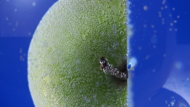 Manzana en verde con agua. fruta madura jugosa en agua, bajo el agua con burbujas macro foto — Vídeos de Stock