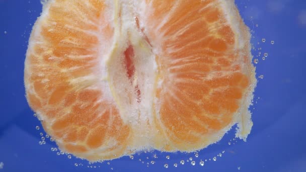 Помаранчеві мандарини, шкірка мандарину або шматочок мандарину в макро. свіжі цитрусові фрукти у воді під водою . — стокове відео