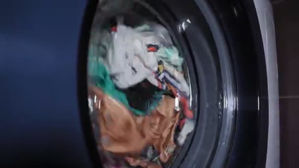 Laver les vêtements dans la machine à laver. linge coloré Service de blanchisserie — Video