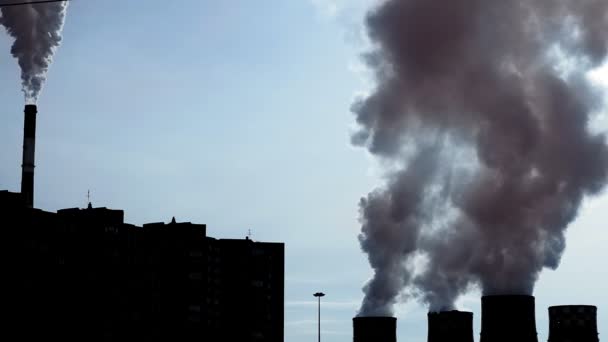 Tovární komíny kouř pochází z továren za zamračeného dne. tovární znečištění, siluety — Stock video