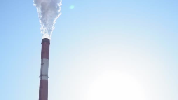 Fabryka rury dym pary zbliżenie. zanieczyszczenie środowiska na błękitnym niebie, jasny słoneczny dzień — Wideo stockowe