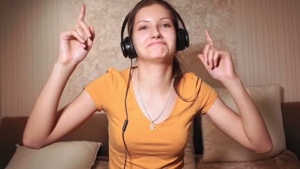 Chica con música. sonriendo, escuchando música divertida. — Vídeo de stock