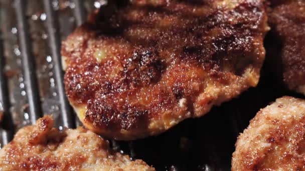 Costeleta frita para um hambúrguer. prepara um Burger de perto — Vídeo de Stock