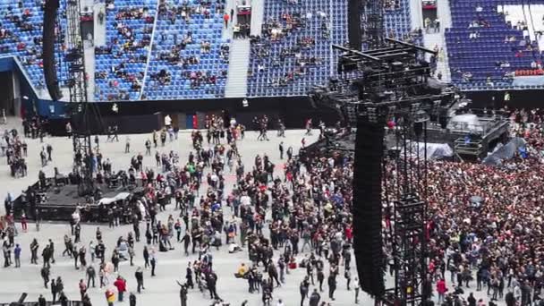 Велика кількість людей на великому стадіоні. великий рок-концерт, багато людей — стокове відео
