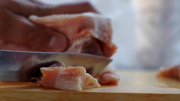 Cuts meat with a knife close up — Stok video