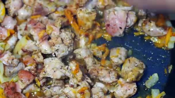 Carne mescolata in una padella cottura — Video Stock