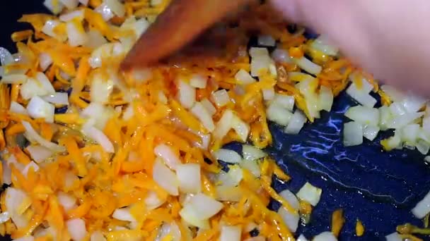 Preparation of fried vegetables roasting in sunflower oil — Stock Video