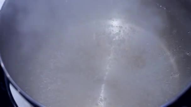 Bolhas em água fervente água fervente água de cozinha — Vídeo de Stock