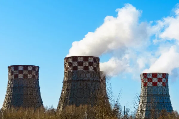 Fumo Grosso Una Grossa Pipa Alta Vista Tubi Con Fumo — Foto Stock