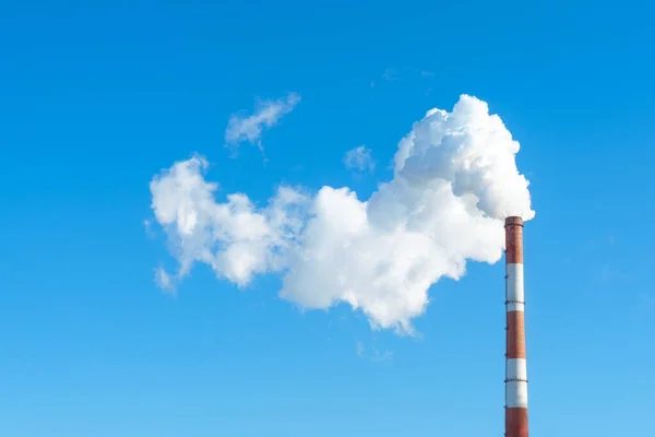 白い煙のパイプ 青い空の行に3つ 大気中に蒸気と煙が放出されます テキストのためのスペース コピースペース — ストック写真