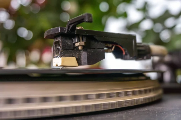 Staromódní Gramofon Hraje Skladbu Černého Vinylu Točící Vinylový Přehrávač Uzavření — Stock fotografie