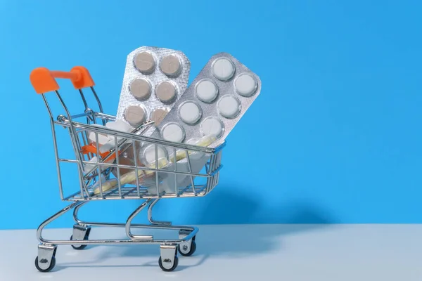 Cesto Con Pillole Sfondo Blu Concetto Medicina Dettaglio Acquisto Compresse — Foto Stock
