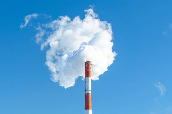 Tubería Con Humo Blanco Sobre Fondo Del Cielo Azul Espacio —  Fotos de Stock