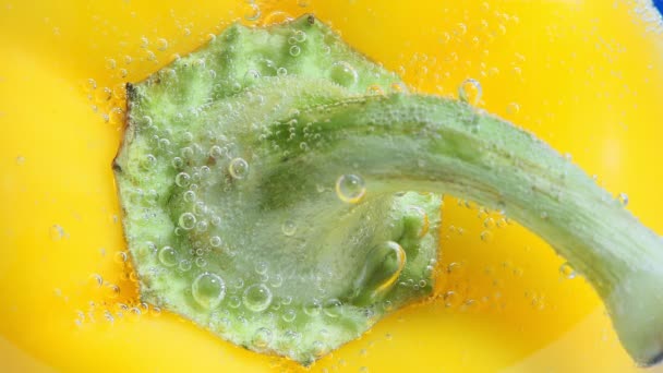 Macro sweet yellow pepper. close-up. Macro shot in water under water, ripe juicy vegetable — Stock Video