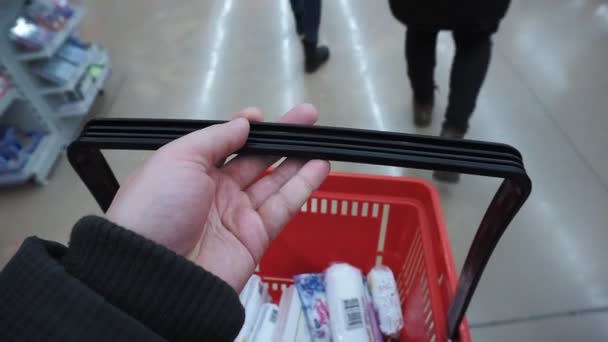 Klient w hipermarkecie posiada koszyk na zakupy. zakup żywności i produktów żywnościowych — Wideo stockowe