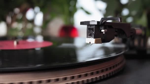 Lecteur vinyle avec tourne-disque. Allumé le gramophone et le couple du disque en gros plan. focus sélectif — Video