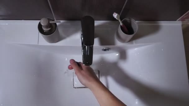 Tvättar borsten för munhygien — Stockvideo