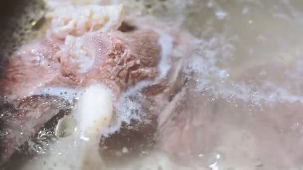 Traditionell nötkött buljong, ben och ingredienser i potten, matlagning recept. Soppa i en kokkärl närbild makro, selektivt fokus — Stockvideo