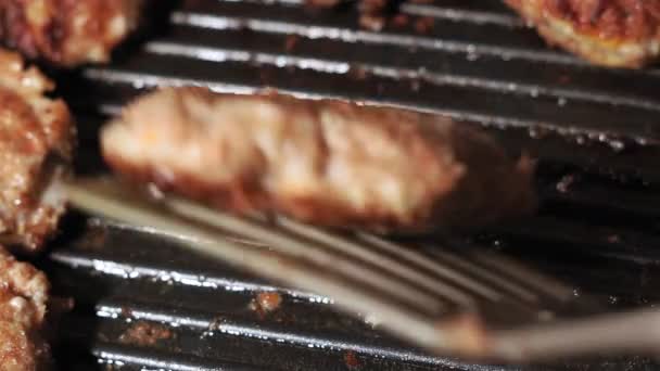 La carne para una hamburguesa se archiva en un primer plano de la cacerola caliente. preparación de carne picada — Vídeos de Stock