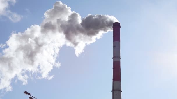 Smoke from the chimney of the plant close up. Concepts of pollution of our atmosphere — Stockvideo