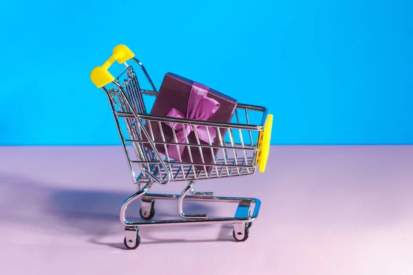 Carrinho Compras Com Presentes Conceito Compras Presente Umas Férias Aniversário — Fotografia de Stock