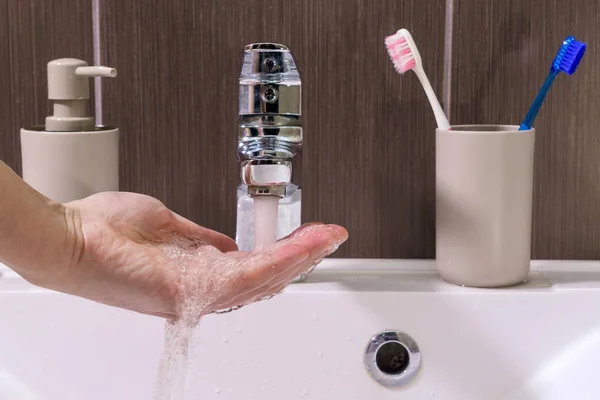 Manos Agua Hombre Revisando Agua Lavando Barro Con Agua Del — Foto de Stock