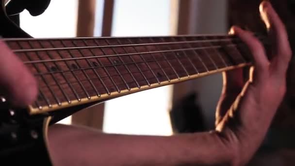 Människohänder som spelar elgitarr. Låg nyckel selektiv fokus hem Studio — Stockvideo