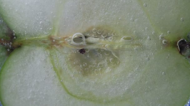 Macro van vers geplukte groene appels met waterdruppels. vruchten onder water, in water — Stockvideo