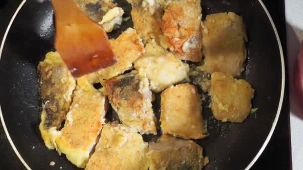 Sült hal közelkép egy serpenyőben kenyérmorzsákkal lisztben. szelektív fókusz. — Stock videók
