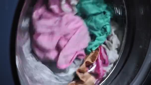 Tecnologia eletrônica em casa. Máquina de lavar roupa. roupa máquina de lavar roupa . — Vídeo de Stock