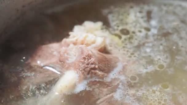 Carne de vacuno, sopa y caldo cocidos o cocidos. Cocina asiática — Vídeo de stock