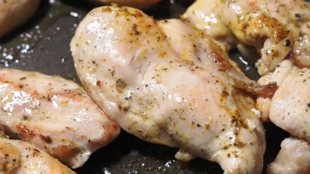 Крупный план приготовления жареной курицы. Подготовка вкусная курица — стоковое видео
