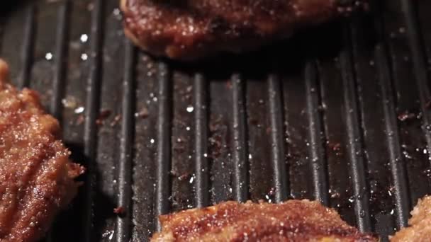 Cozinhar carne para hambúrguer. Processo de cozinhar, de perto. A preparar hambúrguer. Fritura de carne gorda em uma grelha . — Vídeo de Stock