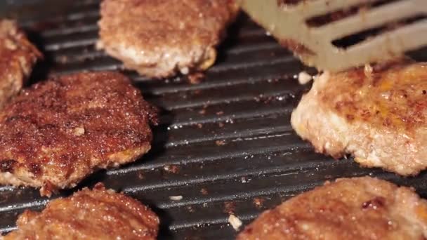 锅里的油炸切片。火鸡肉肉丸子放在平底锅里 — 图库视频影像