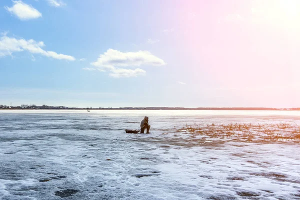 冬の釣り 寒い冬の日に湖で氷の漁師釣り — ストック写真
