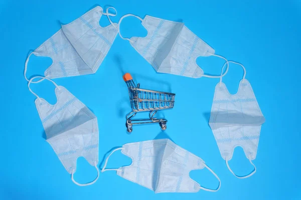 Mavi Arka Planda Alışveriş Arabasında Tıbbi Maske Coronavirus Karşı Kişisel — Stok fotoğraf