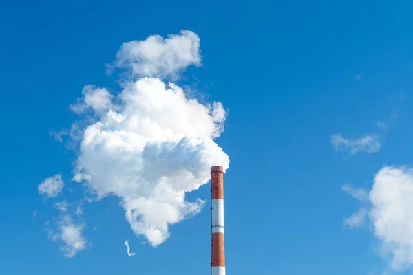 工場の煙管 青い空に対する煙突から煙 テキストのためのスペース コピースペース — ストック写真