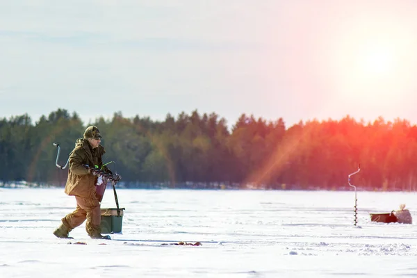 冬の釣り 氷釣りだ レジャー 冬の風景 氷のライフスタイルの漁師 — ストック写真