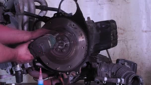 Reparación del motor del coche en un taller de reparación de automóviles — Vídeos de Stock