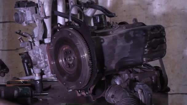 Автоматичний механізм, що працює на автомобільному двигуні в гаражній механіці. Ремонтна служба. ремонт автомобілів — стокове відео