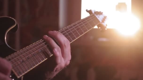 Gitarr närbild, i en inspelningsstudio, med en trumma som på en bakgrund i out-of-focus-läge. hem Studio selektivt fokus — Stockvideo