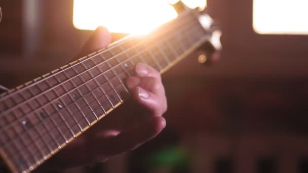 エレキギターを弾く男の手。低キー選択フォーカスホームスタジオ — ストック動画