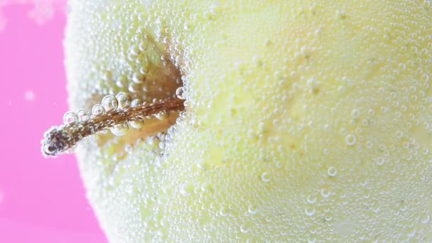 Makro av nyplockade gröna äpplen med vattendroppar. frukt under vatten, i vatten. hälsosam mat och kost koncept — Stockvideo