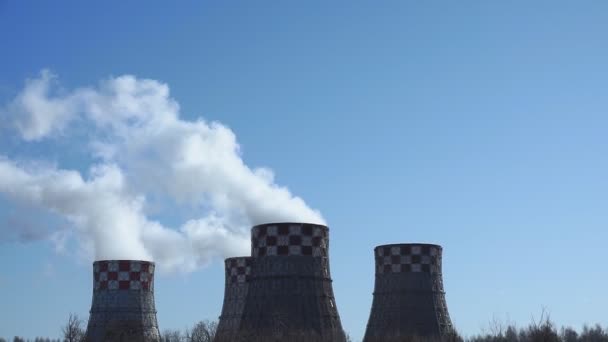 Tuberías de la planta de calor y energía son un tipo de planta de energía térmica. humo de tuberías, producción de energía — Vídeo de stock