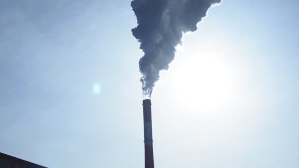 Tubo de plantas emite vapor fumaça foco seletivo. conceito de poluição ambiental — Vídeo de Stock