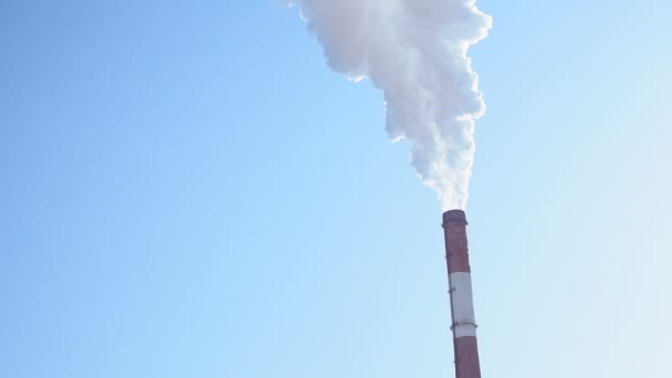 Znečištění kouře z komínů nad obytnými budovami silueta města. — Stock video
