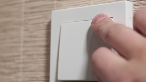 Pressiona o interruptor de luz de um interruptor de parede na casa — Vídeo de Stock