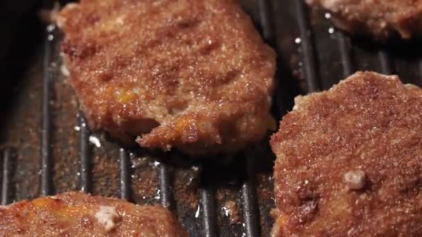 Heiße leckere gebratene Hamburger Patty mit knuspriger brauner Kruste, auf einem Pfannengrill mit fettigem Olivenöl liegend. — Stockvideo