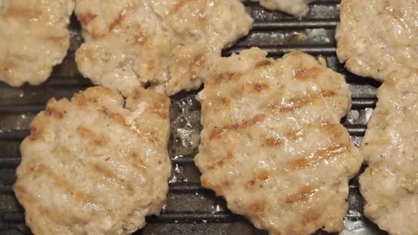 Fritti sulla griglia, l'olio bolle, gocciolando gocce di grasso. cottura cotolette fatte in casa — Video Stock