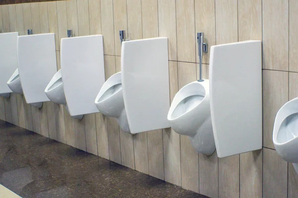 Туалеты Белых Мужчин Открыты Общественных Местах Выглядят Чистыми — стоковое фото